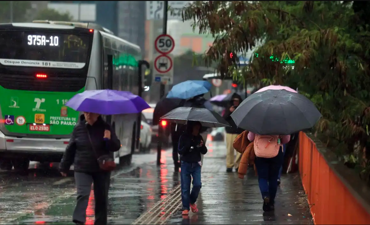Defesa Civil alerta para possibilidade de chuva forte e isolada a partir de domingo em São Paulo
