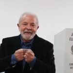 Lula vota em São Bernardo no primeiro turno e segue para São Paulo para acompanhar apuração