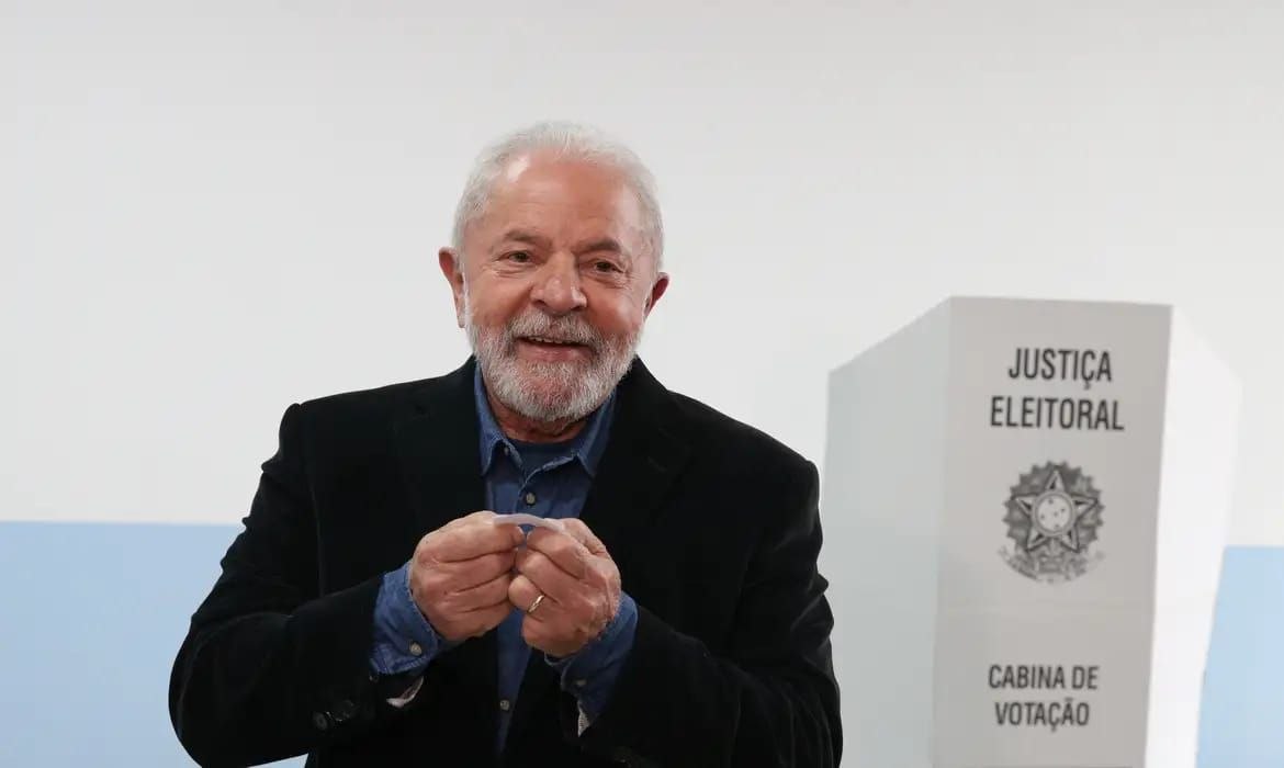 Lula vota em São Bernardo no primeiro turno e segue para São Paulo para acompanhar apuração