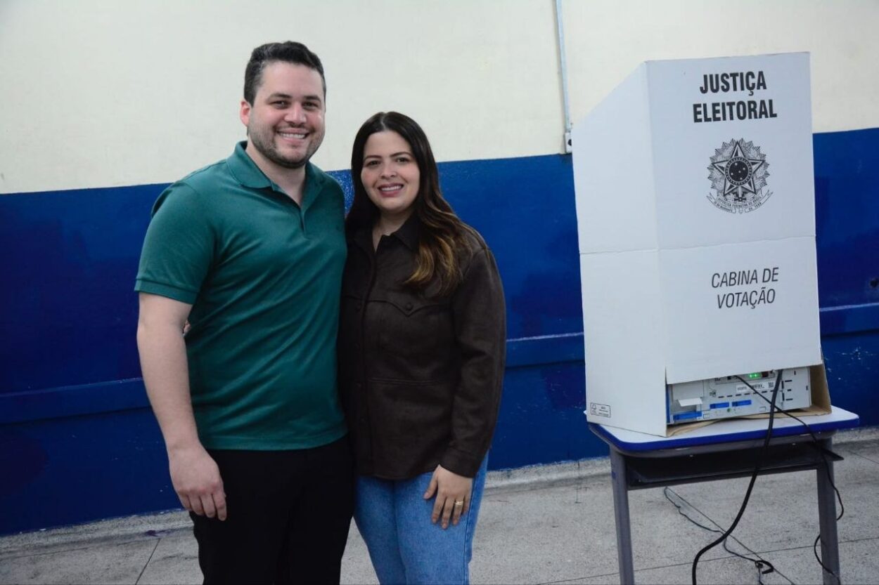 Prefeito Gilvan Ferreira vota em Santo André e destaca importância da democracia