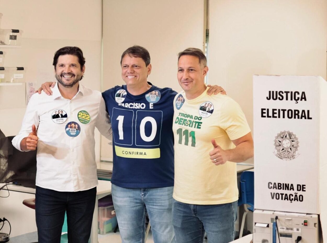 Tarcísio de Freitas vota na zona Oeste da capital e destaca otimismo para reeleição no 1º turno