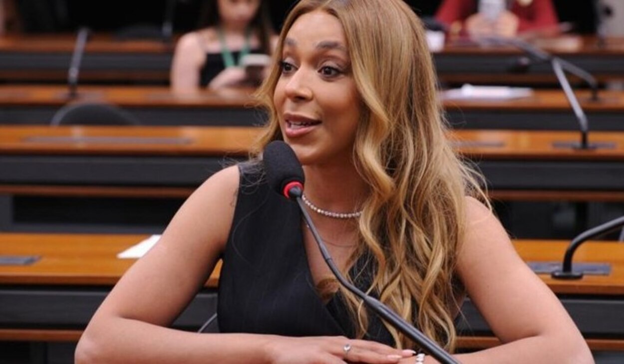 Erika Hilton se torna a mulher mais votada da história da Câmara dos Deputados
