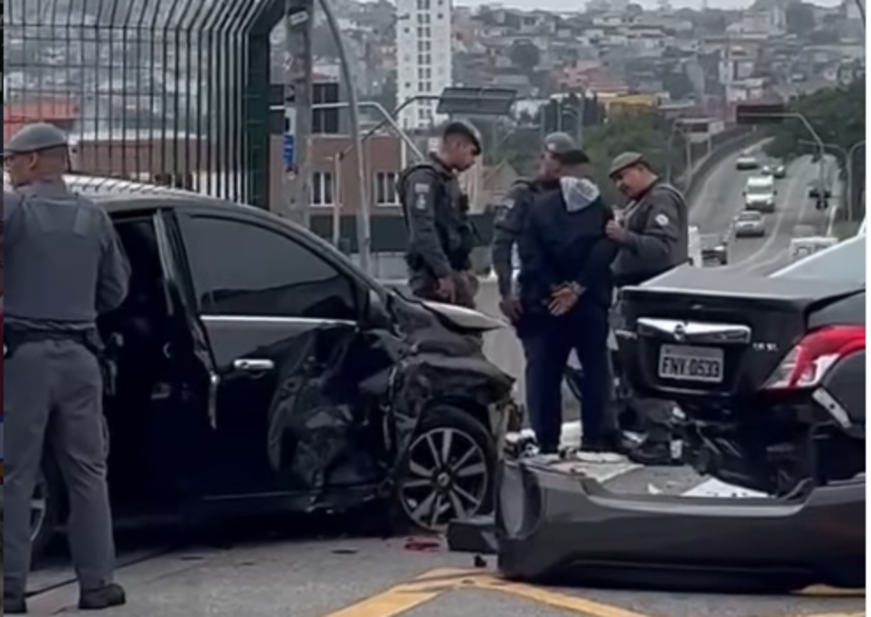 PM prende dois homens após motorista de caminhão piscar faróis para alertar sobre roubo em São Bernardo